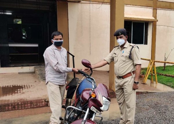 कोतवाली पुलिस द्वारा गुम हुये मोटर सायकल को ढुंढकर, प्रार्थी को किया सुपुर्द