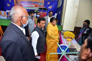 छत्तीसगढ़ की पहचान है कोसा : श्रीमती रश्मि सिंह  कोसा उत्पादक महिला समूह की जागरूकता के लिए कार्यशाला आयोजित