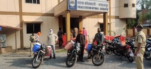 शहर में लॉक डाउन चल रहा है और लॉकडाउन का उल्लंघन करने वाले लोगों पर पुलिस लगातार कार्रवाई कर रही है