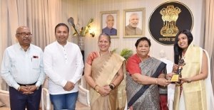 राज्यपाल से छत्तीसगढ़ राज्य महिला आयोग की अध्यक्ष डॉ. किरणमयी नायक ने मुलाकात की