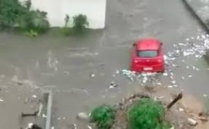 गलियों में बाढ़, सड़क पर बहती कार, बेंगलुरु में भारी बारिश के बाद दिखा कुछ ऐसा नजारा