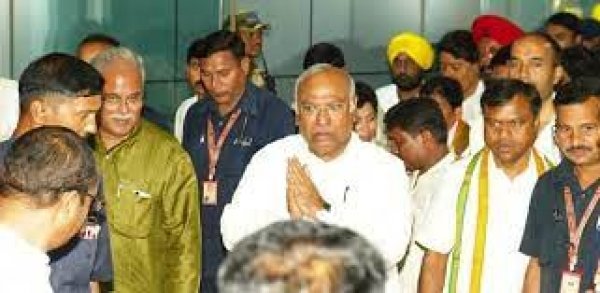 मुख्यमंत्री ने रायपुर पहुंचने पर श्री मल्लिकार्जुन खड़गे की अगवानी की