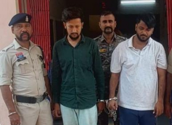 धमतरी पुलिस का नशे के सौदागरों पर बड़ा प्रहार, 2 आरोपी चिट्टा सहित गिरफ्तार- कार, नकदी सहित 2.29 लाख की संपत्ति जब्त, जीरो टॉलरेंस अभियान जारी