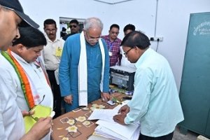 मुख्यमंत्री ने करजी तहसील कार्यालय का किया निरीक्षण...