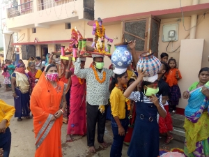 गया नगर वार्ड में मास्क  पहनकर निकाली गई गौरा गौरी शोभायात्रा,वार्ड पार्षद ने कोरोना संक्रमण से बचाव के लिए सभी समितियों को किया था मास्क वितरित...