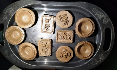 दीप पर्व की तैैयारी में गोबर से बनाये जा रहे है आकर्षक दीये