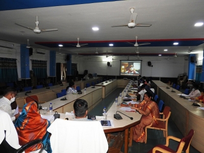 जिला पंचायत सदस्यों को प्रोजेक्टर पर दिखाया &lsquo;बदलकर अपना व्यवहार करें कोरोना पर वार&rsquo; के वीडियो