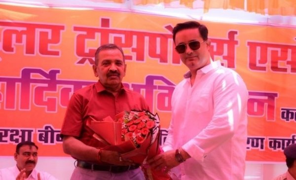  &quot;संगठन हो तो ऐसा: ड्राइवरों को बीमा, हेलमेट और पर्यावरण का उपहार&quot;