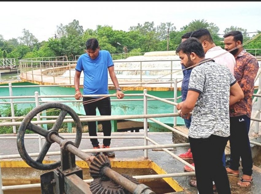 निगम आयुक्त पहुँचे फिल्टर प्लांट निरीक्षण के दौरान अधिकारियों को दिए निर्देश