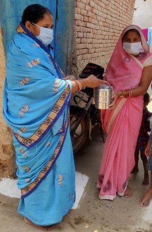 गर्भवती माताओं एवं कुपोषित बच्चों को टिफिन से घर पहुंचा कर दिया जा रहा गर्म पौष्टिक भोजन
