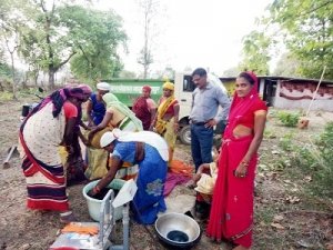 जय मां अम्बे महिला स्व सहायता समूह ने केंचुवा कीड़ा बेच कर कमाए 40 हजार रुपये