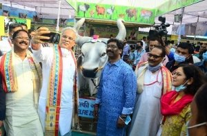 मुख्यमंत्री श्री बघेल ने झारखंड के मुख्यमंत्री श्री सोरेन के साथ ली सेल्फी..