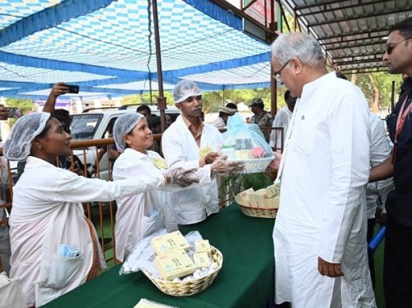 बस्तर में बड़ी संख्या में आधुनिक खेती की ओर रूख कर रहे किसान शासन की नीतियों से जेब में आया पैसा