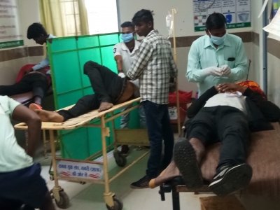 बराती पिकअप को धान भरे ट्रक को साईड देते समय पेड से टक्करई,