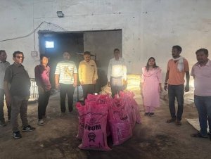 कृषि विभाग की सख्त कार्रवाईः वैष्णवी एग्रो इंडस्ट्रीज से उड़ीसा प्रिंट वाले उर्वरक की 11 बोरियां जब्त,