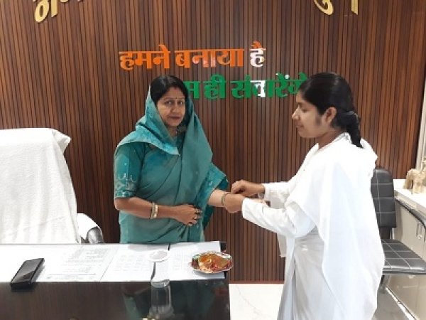 महापौर श्रीमती अलका बाघमार को ब्रह्माकुमारी बहनों ने बांधी राखी