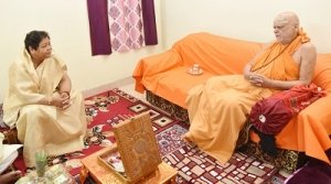 राज्यपाल ने जगद्गुरू शंकराचार्य निश्चलानंद सरस्वती से की भेंट