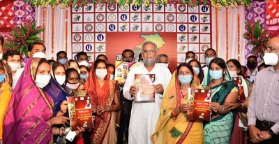 मुख्यमंत्री बघेल समूह महिलाओं के उत्पाद को देख खुश हुए : मुख्यमंत्री ने बिहान बाजार के बुकलेट का किया लोकार्पण