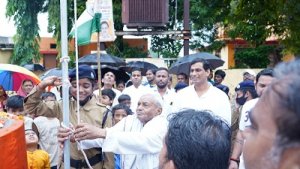 वीर शहीदों को याद कर विधायक देवेंद्र यादव ने शान से फहराया तिरंगा हुडको, खुर्सीपार और टाउनशिप के लोगों के साथ धूमधाम से मनाया स्वतंत्रता दिवस