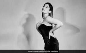 फैशन और स्टाइल में नहीं है कोई जवाब, ब्लैक स्ट्रैपलेस गाउन हो या साड़ी हर लुक है कमाल
