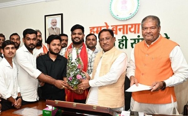 मुख्यमंत्री साय से रजक समाज के प्रतिनिधि मंडल ने की सौजन्य भेंट, राज्य स्तरीय युवा सम्मेलन में शामिल होने का दिया आमंत्रण