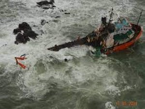 तूफानी &#039;ताउते&#039; के बीच समंदर में फंसे लोगों की INS कोलकाता ने ऐसे बचाई जान