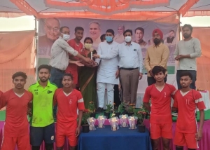 कातुलबोर्ड में 4 दिवसीय राज्य स्तरीय फुटबाल मैच फाइनल में दुर्ग ने मारी बाजी...... महापौर धीरज बाकलीवाल ने खिलाड़ियों को ईनाम प्रदान कर शुभकामनाएँ दी....