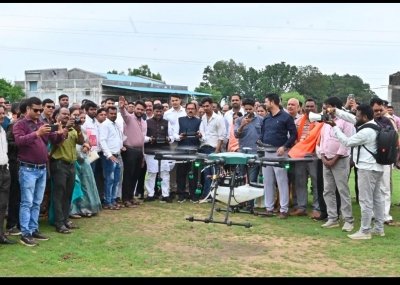 धमतरी बना प्रदेश का पहला जिला, अब PACS से किसानों को मिलेगी ड्रोन सेवा; मंत्री केदार कश्यप ने उड़ाया ड्रोन
