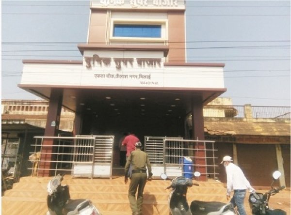 लॉकडाउन में सूपर बाजार में बेधड़क हो रही थी बिक्री ,आधा शटर खोलकर दे रहा था लोगों को सामान, निगम ने लगाया जुर्माना