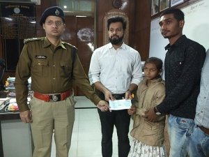 कलेक्टर एवं एसपी ने प्रदान किया अन्नू को पंद्रह लाख रुपए का चेक