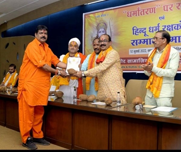 रतन यादव एवं ज्योति शर्मा का धर्म रक्षक सम्मान हुआ