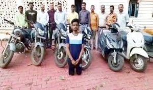 मोटर सायकल चोरी का आरोपी गिरफ्तार  विधी से संघर्षरत बालक भी था शामिल