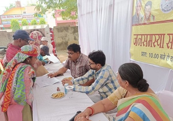 आयुक्त ने शिविर का लिया जायजा,लोगो की समस्याएँ को सुनी,राशन कार्ड व पेंशन का हुआ त्वरित निराकरण
