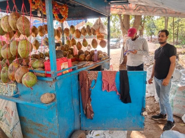 समझाइस का असर नही तो निगम ने सड़क पर फल,सब्जी व अन्य सामान बेच रहे दुकानदारों पर लगाया जुर्माना