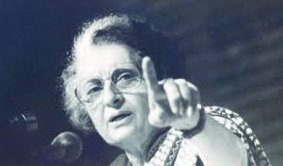 पूर्व प्रधानमंत्री इंदिरा गांधी की जयंती , राजीव भवन में कांग्रेसजनों ने किया नमन