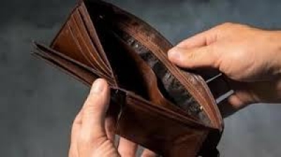 इन 4 चीजों के कारण घर में नहीं टिकता पैसा, दिन-रात कमाने के बाद भी पर्स रहती है खाली