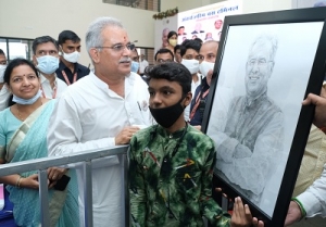 अविस्मरणीय सौगातों के लिए मुख्यमंत्री भूपेश बघेल का शहर के  किशोर बालक सौम्य ने पोट्रेट भेंटकर जताया आभार