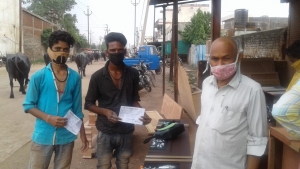 बिना मास्क के घूमने वाले लोगों पर निगम ने लगाया जुर्माना