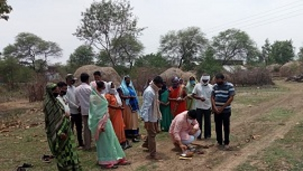 डोम्हाटोला में स्कूल में अहाता की बहुप्रतीक्षित मांग हुई पूरी, जनपद सभापति ने निर्माण कार्य का किया भूमिपूजन