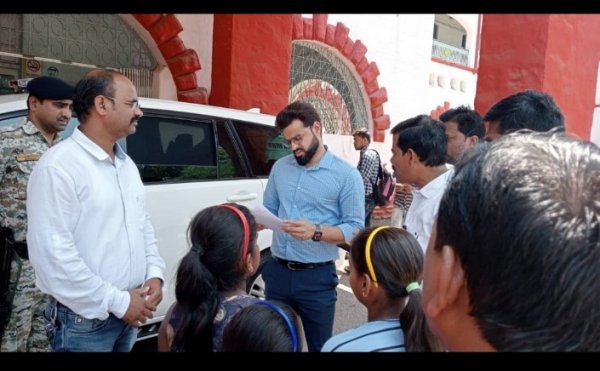 आनंद नगर वार्ड 39 की समस्याओं को लेकर नागरिकों के साथ कलेक्ट्रेट पहुंची पार्षद पुष्पा गुलाब वर्मा