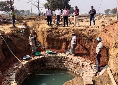 जिला पंचायत के सीईओ ने बालोद विकासखण्ड के विभिन्न ग्रामों का किया दौरा निर्माण कार्यों का जायजा लेकर दिए निर्देश