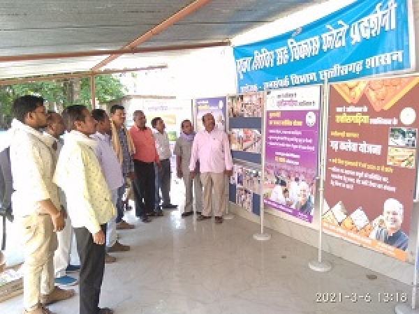 जनसंपर्क विभाग द्वारा नक्सल प्रभावित क्षेत्र ग्राम भर्रीटोला में फोटो प्रदर्शनी सह सूचना शिविर का आयोजन