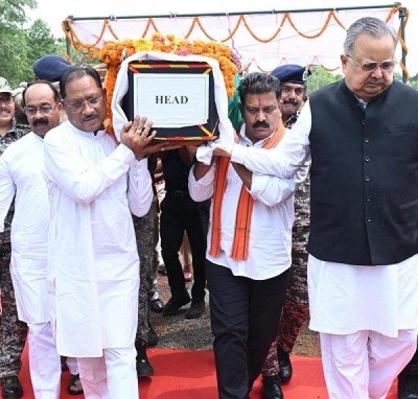 मुख्यमंत्री ने शहीद एएसपी आकाश राव गिरपुंजे को दी श्रद्धांजलि पार्थिव शरीर को कंधा देकर दी अंतिम विदाई