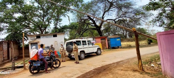 लॉकडाउन का सख्ती से पालन कराने सरहदी नाकाबंदी प्वाइंटों में तैनात है पुलिस बल