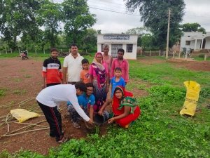 ग्राम पंचायत चिरचारीखुर्द में युवाओं द्वारा किया गया वृक्षारोपण