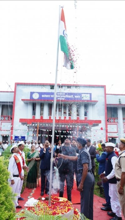 कलेक्टर हरिस एस. ने जिला कार्यालय में किया ध्वजारोहण