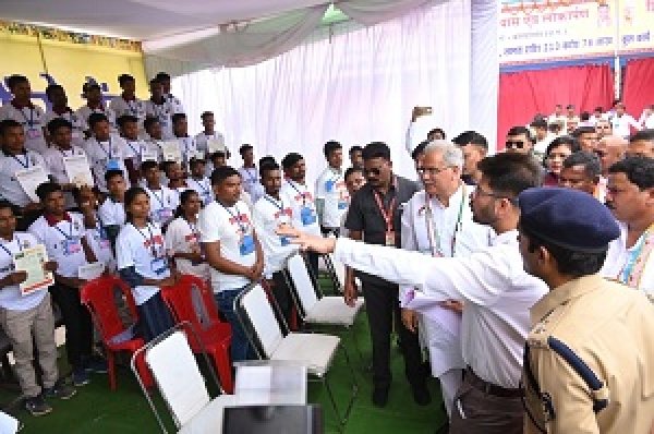 mukhymantri baghel kaa ek diwsiy kondagaon doura 