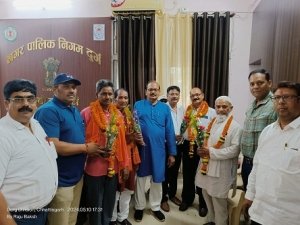 भावुक पल:दुर्ग निगम द्वारा सेवानिवृत्त होने पर चारो कर्मचारियों को दी गई भावभीनी विदाई