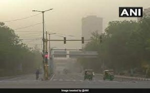 दिल्ली में सुबह-सुबह धूलभरी आंधी, विजिविलिटी घटी, मौसम सुहाना; इन राज्यों में बारिश के आसार