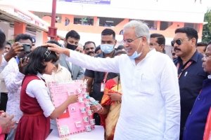 बच्चों को स्कूल में उपलब्ध सुविधाओं का अधिक से अधिक उपयोग कर ज्ञानार्जन करने की दी सीख: मुख्यमंत्री बघेल